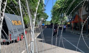 Petugas berjaga saat massa Aksi Reuni PA 212 bergerak ke arah Jalan Sudirman, Kamis (2/12). Foto: Nugroho GN/kumparan