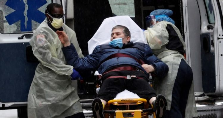 Sejumlah warga di sekitar Rumah Sakit Mount Sinai di Manhattan, New York City, Amerika Serikat, memberikan dukungan terhadap petugas medis, Senin (13/4) Foto: Reuters/Mike Segar
