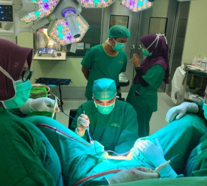 
					Tim Dokter RSUD Arifin Achmad Berhasil Tangani Kasus Langka: Pasien Tanpa Rahim dan Liang Vagina Jalani Operasi Rekonstruksi