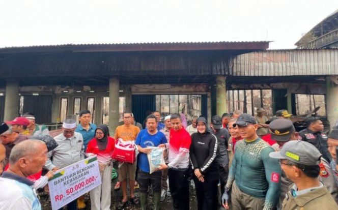 
					Bupati dan Wabup Kampar Tinjau Lokasi Kebakaran di Kuok, Serahkan Bantuan Tanggap Darurat